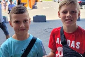 Луцькі школярі передали волонтерам на Байрактар виручені з продажу черешні гроші