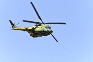 Як медиків, які борються із коронавірусом, обсипали пелюстками із вертольотів (Відео)
