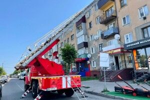 На Рівненщині дворічна дівчинка з немовлям зачинилися у квартирі
