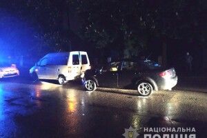 П'яний рівнянин на «Фіаті» врізався у фургон з американцями