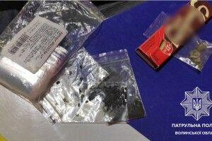 Намагався з’їсти пакетик на сидінні: волинські патрульні знову затримали водіїв, які мали підозріливі пакуночки