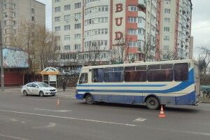 У Рівному жінка випала з маршрутки під час руху: у пасажирки – мозкова кома