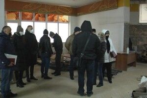 У Луцьку люди проти ремонту приміщення в їхньому будинку, бо тріщать стіни