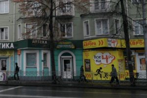 У Рівному злодій намагався поцупити з магазину газові балончики