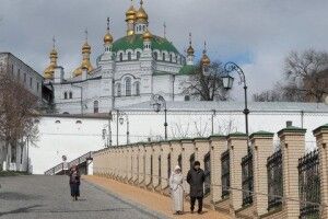 У Лаврі визнали, що там співали пісню про «матушку-Русь». Священника відсторонили 