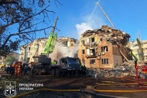 Черговий воєнний злочин: з-під завалів у Києві дістають загиблих