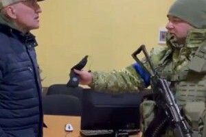 «За удар в спину Україні»: послу Білорусі вручили «30 срібняків» за зраду (Відео)