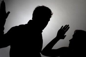 Під час сварки 28-річний чоловік зіштовхнув 20-літню кохану з балкона квартири