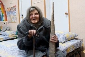 Monobank купить будинок 98-річній жінці,  яка вийшла з окупації