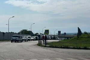Понад сто автівок у черзі на волинському кордоні: ситуація ускладнилась через ремонт