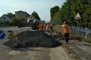 У Любешові взялися за облаштування тротуарів