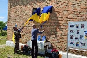 У селі на Волині на стіні рідної школи встановили дошки пам'яті полеглим Героям-випускникам