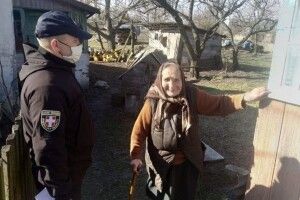 У Любомльському районі поліцейські розказували стареньким, як уберегтися від коронавірусу та шахраїв