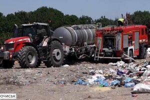 На Тернопільщині понад добу горить масштабне сміттєзвалище