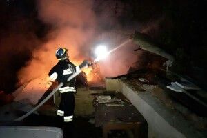 Рівненським рятувальникам довелося добре потрудитися, щоб загасити вчорашню пожежу (Фото)