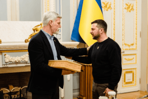 Президент Чехії подарував Зеленському легендарний пістолет