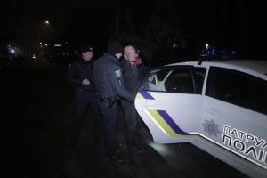 У Дніпрі чоловік підстрелив таксиста, взяв у заручники повію й грозився «перестріляти усіх» (відео)
