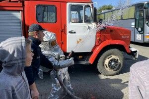 Рятувальники обговорили з дітьми алгоритм дій у випадку виникнення пожежі 