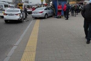 У Києві автомобіль влетів у зупинку: двоє загиблих
