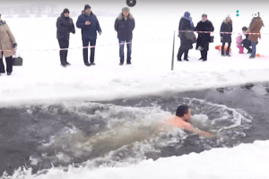 35 рівнян змагалися у плаванні в крижаній воді (Відео)