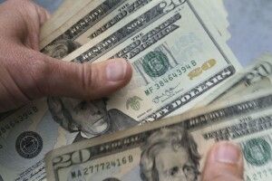Експерти спрогнозували, що буде з курсом долара до кінця року 