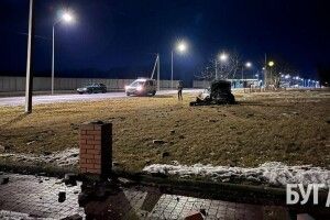 Збив дорожні знаки і влетів на подвір’я: на Волині авто влетіло в острівець безпеки