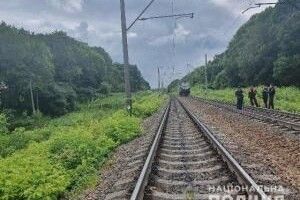 Рівнянин на колії розставив руки та чекав, поки на нього наїде потяг