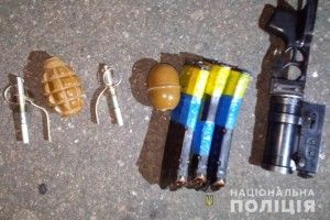 Волинські поліцейські не дали незаконно вивезти із зони бойових дій зброю