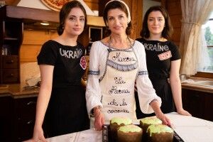 Як Марина Порошенко пекла паски для українських захисників (Відеорецепт)