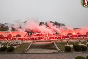 Ультраправі поляки влаштували перфоманс на цвинтарі орлят у Львові