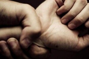 Двоє чоловіків зґвалтували свого друга й кинули в колодязь (Фото)