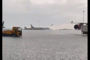 Зливи і смерч: у Москві затопило аеропорт «Шереметьєво» (Відео)