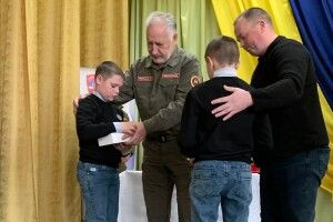 У громаді на Волині дітям загиблих Захисників вручили обереги