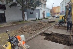 Чоловік викопав у центрі Рівного яму, щоб відремонтувати дорогу