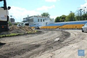 У Нововолинську продовжують ремонтувати бігові доріжки на стадіоні