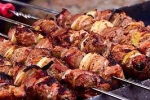 В Україні оголосили «місяць м’яса»: чому на Великдень і травневі свята треба їсти більше шашликів