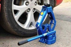 У Луцьку авто впало з домкpата й притиснуло чоловіка