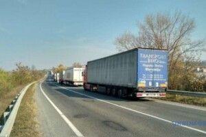 На кордоні зі Словаччиною скупчилося 500 вантажівок