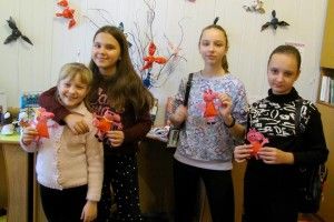 І книжку почитати, і Свинку Пепу зробити – волинській юні сьогодні було чим зайнятися в бібліотеці (фото)