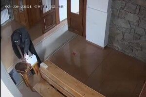 Чоловік обробив руки антисептиком і перехрестився перед тим, як вкрасти гроші в церкві (Відео моменту)