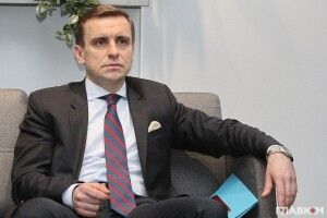 «Влада тисне на авторитетного дипломата»