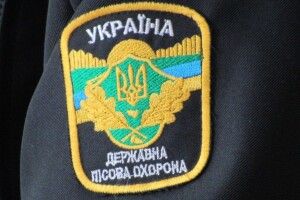 На Волині  крадії лісу тікали і намагались швидко розвантажити трактор