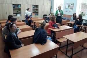 Батьки не пускають дітей до школи, бо ті бояться свою однокласницю (Фото)