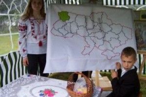 П'ятикласник вишиває бісером карту України