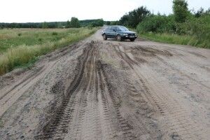 Через рови на дорозі до села на Волині застрягають автомобілі, а незабаром транспорт тут взагалі може не проїхати