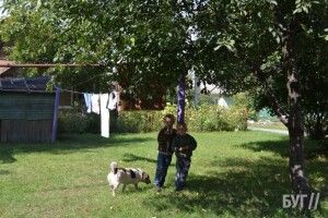 Бігає з ножицями за дітьми: на Волині жителі будинку скаржаться на сусідку