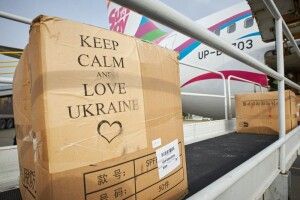 До Києва прибув літак з другою партією медичного вантажу з Китаю