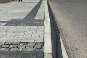У Луцьку з’явилася перша зупинка з кассельським бордюром