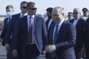 путін в Ірані: охоронці підтирають за диктатором ручку авто (Відео)
