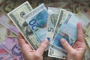 Звідки в Україну переказують найбільше грошей?